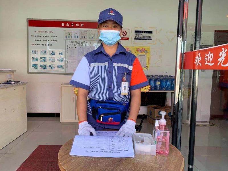 1628130858201720.jpg 一客户一消杀-中航油铁投公司营山加油站进站顾客体温测量.jpg