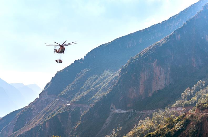 阿布洛哈通村公路采用直升机“空投”机械设备.jpg