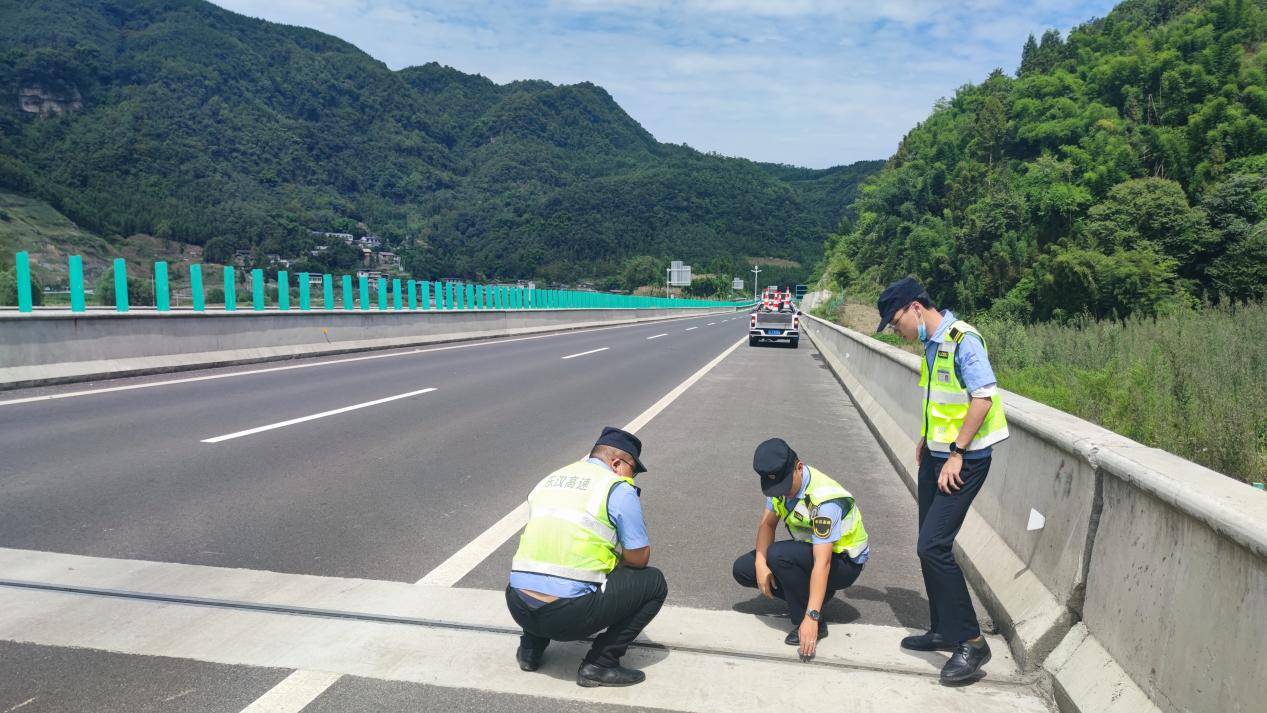 蜀道高速集团乐汉公司管护人员正在检查桥梁伸缩缝和路面情况.jpg